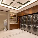 Time Traveller Boutique Hotel - Near The Bund, The Pearl Tower, Suzhou Creek, Sihang Warehouse, Natural History Museum, One Subway Stop Away From Shanghai Railway Station, Free Ice Cream, Free Laundry Service, Free Gym, English Communication Well