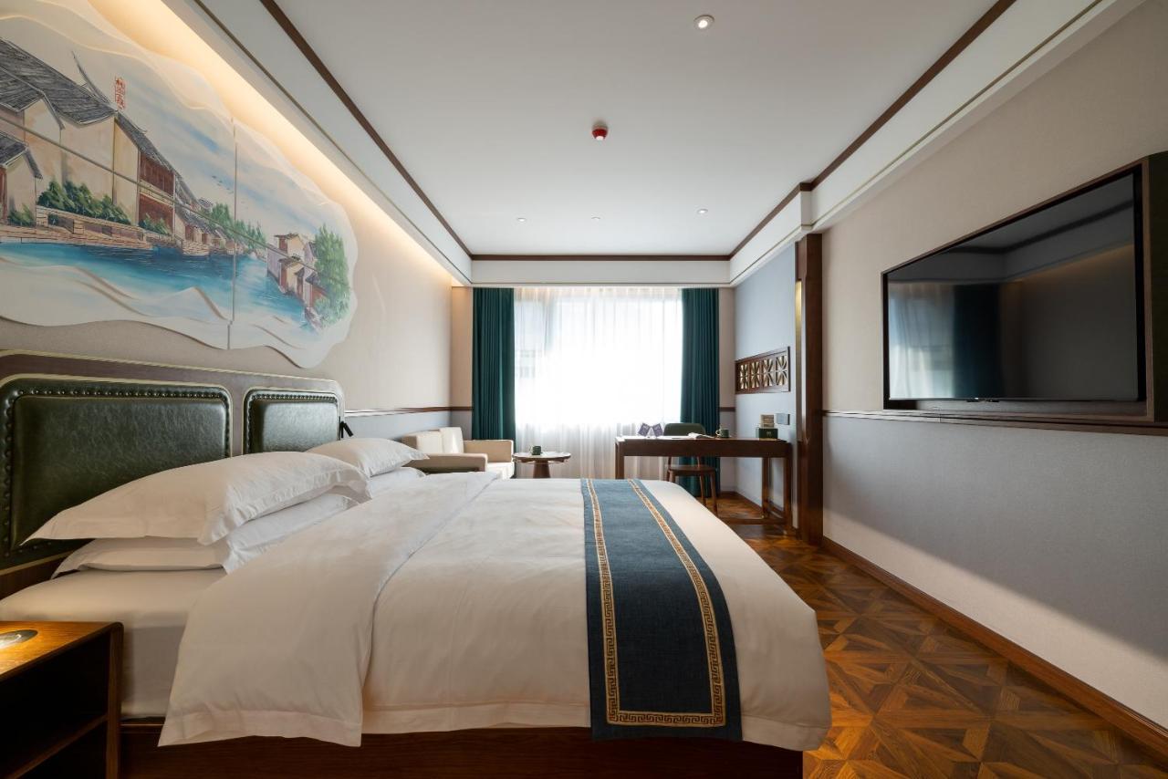 Time Traveller Boutique - Near The Bund, The Pearl Tower, Suzhou Creek, Sihang Warehouse, Natural History Museum, One Subway Stop Away From Railway Station, Free Ice Cream, Free Laundry Service, Free Gym, Communication Well Hotel