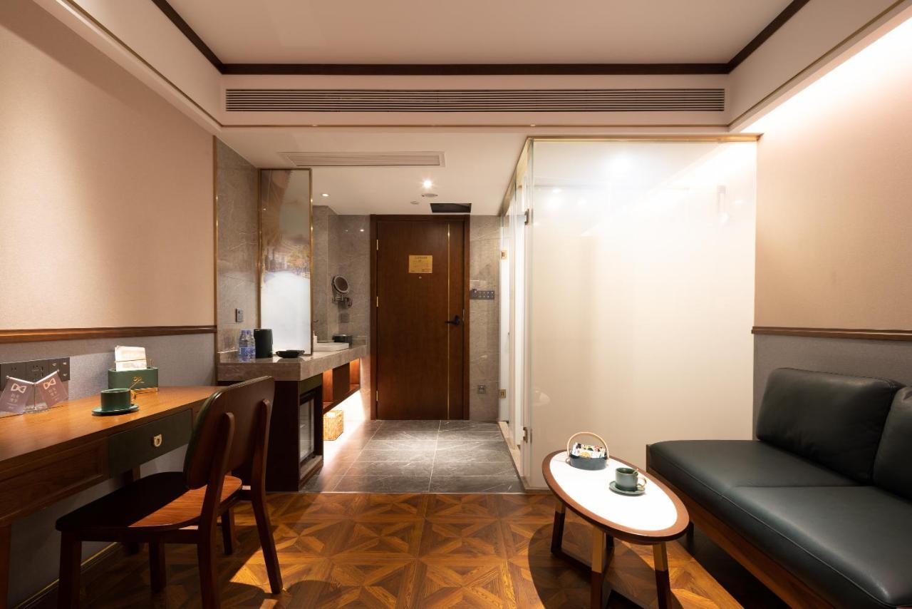 Time Traveller Boutique - Near The Bund, The Pearl Tower, Suzhou Creek, Sihang Warehouse, Natural History Museum, One Subway Stop Away From Railway Station, Free Ice Cream, Free Laundry Service, Free Gym, Communication Well 4*