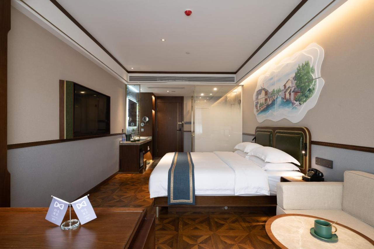 Hotel Time Traveller Boutique - Near The Bund, The Pearl Tower, Suzhou Creek, Sihang Warehouse, Natural History Museum, One Subway Stop Away From Railway Station, Free Ice Cream, Free Laundry Service, Free Gym, Communication Well