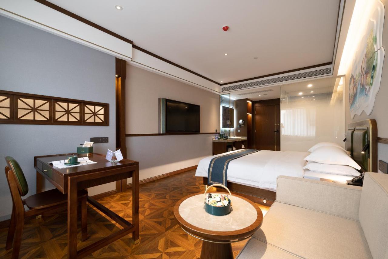 Time Traveller Boutique - Near The Bund, The Pearl Tower, Suzhou Creek, Sihang Warehouse, Natural History Museum, One Subway Stop Away From Railway Station, Free Ice Cream, Free Laundry Service, Free Gym, Communication Well Hotel