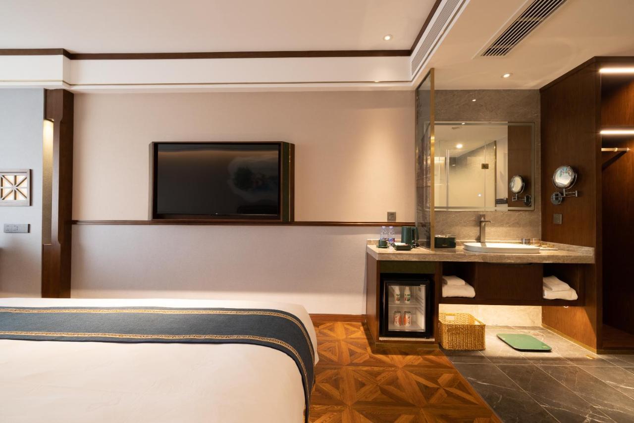 Hotel Time Traveller Boutique - Near The Bund, The Pearl Tower, Suzhou Creek, Sihang Warehouse, Natural History Museum, One Subway Stop Away From Railway Station, Free Ice Cream, Free Laundry Service, Free Gym, Communication Well 4*