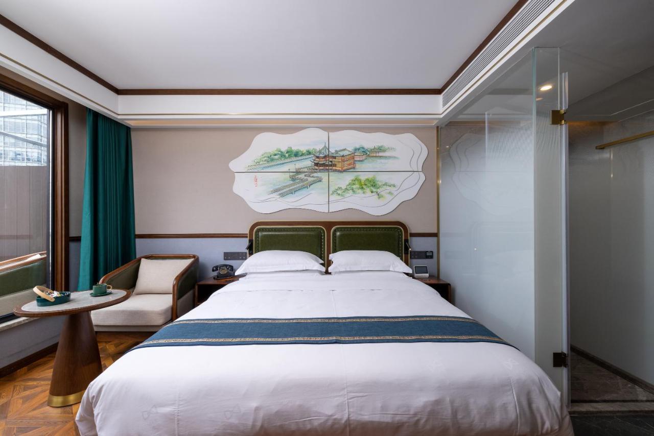 Time Traveller Boutique - Near The Bund, The Pearl Tower, Suzhou Creek, Sihang Warehouse, Natural History Museum, One Subway Stop Away From Railway Station, Free Ice Cream, Free Laundry Service, Free Gym, Communication Well Shanghai