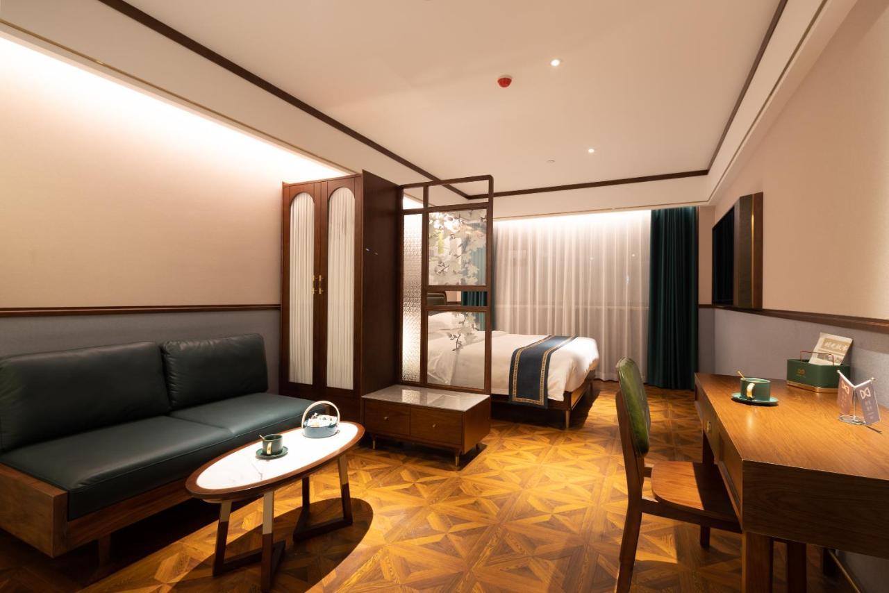 Time Traveller Boutique - Near The Bund, The Pearl Tower, Suzhou Creek, Sihang Warehouse, Natural History Museum, One Subway Stop Away From Railway Station, Free Ice Cream, Free Laundry Service, Free Gym, Communication Well Shanghai