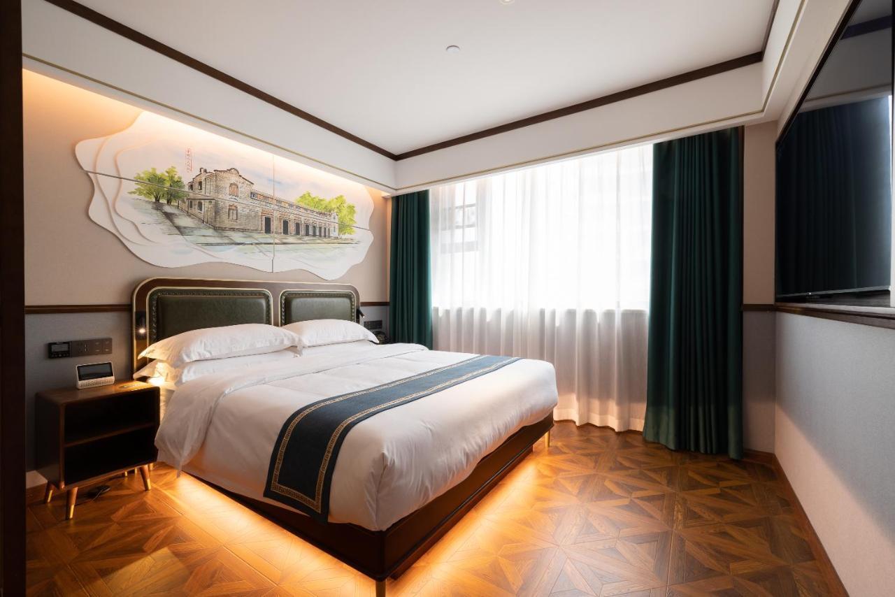 Time Traveller Boutique - Near The Bund, The Pearl Tower, Suzhou Creek, Sihang Warehouse, Natural History Museum, One Subway Stop Away From Railway Station, Free Ice Cream, Free Laundry Service, Free Gym, Communication Well Shanghai