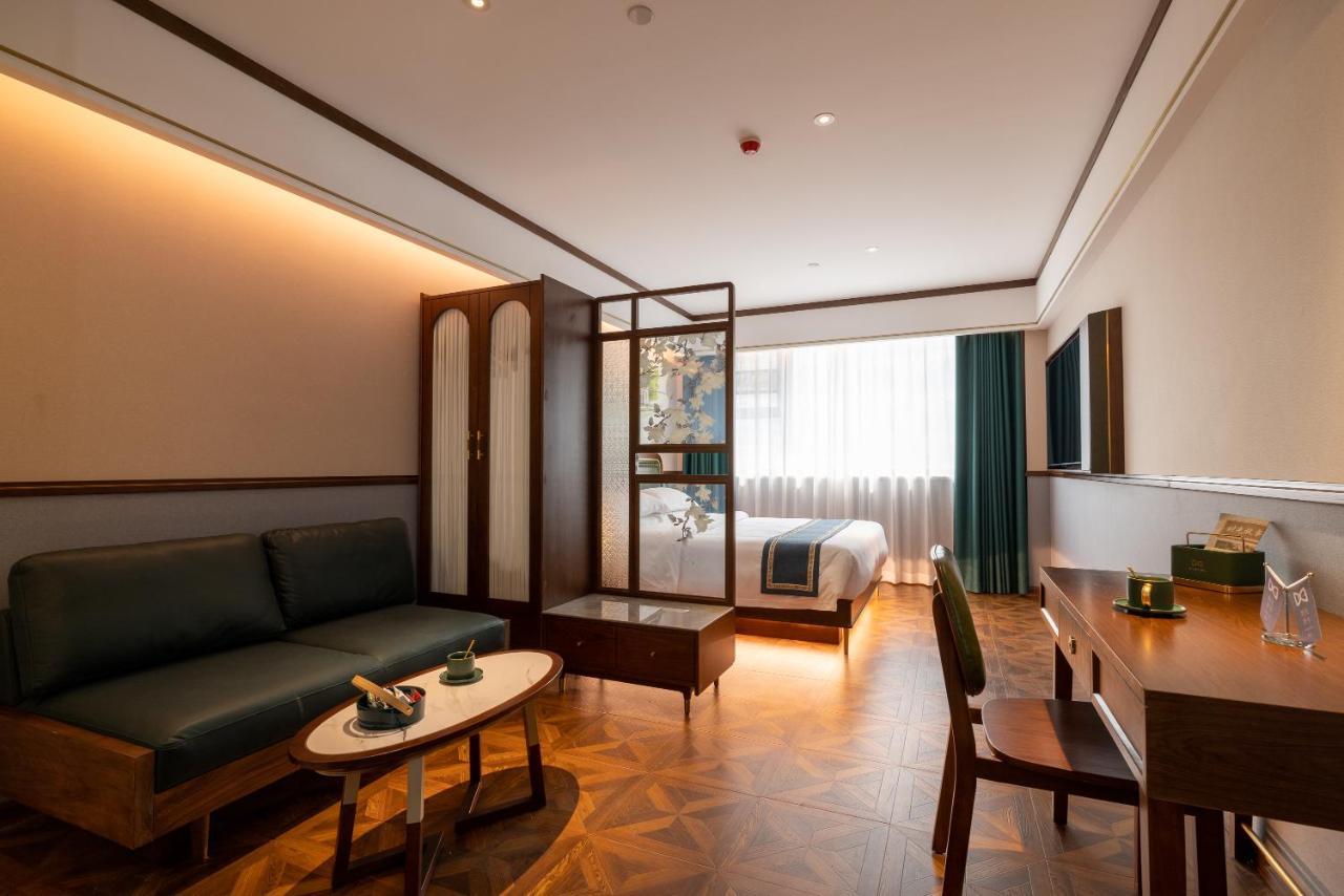 Hotel Time Traveller Boutique - Near The Bund, The Pearl Tower, Suzhou Creek, Sihang Warehouse, Natural History Museum, One Subway Stop Away From Railway Station, Free Ice Cream, Free Laundry Service, Free Gym, Communication Well Shanghai