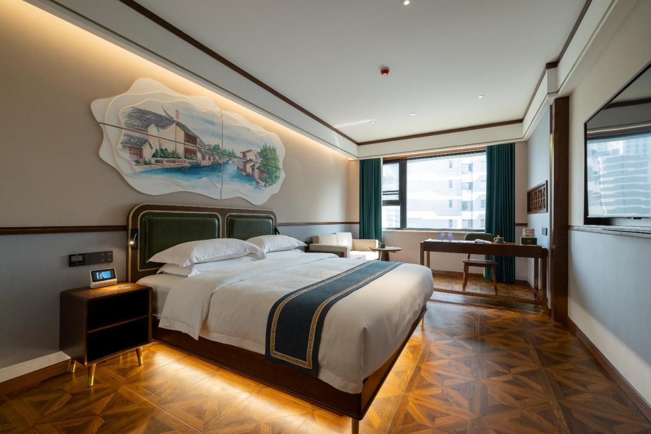 Time Traveller Boutique - Near The Bund, The Pearl Tower, Suzhou Creek, Sihang Warehouse, Natural History Museum, One Subway Stop Away From Railway Station, Free Ice Cream, Free Laundry Service, Free Gym, Communication Well Shanghai