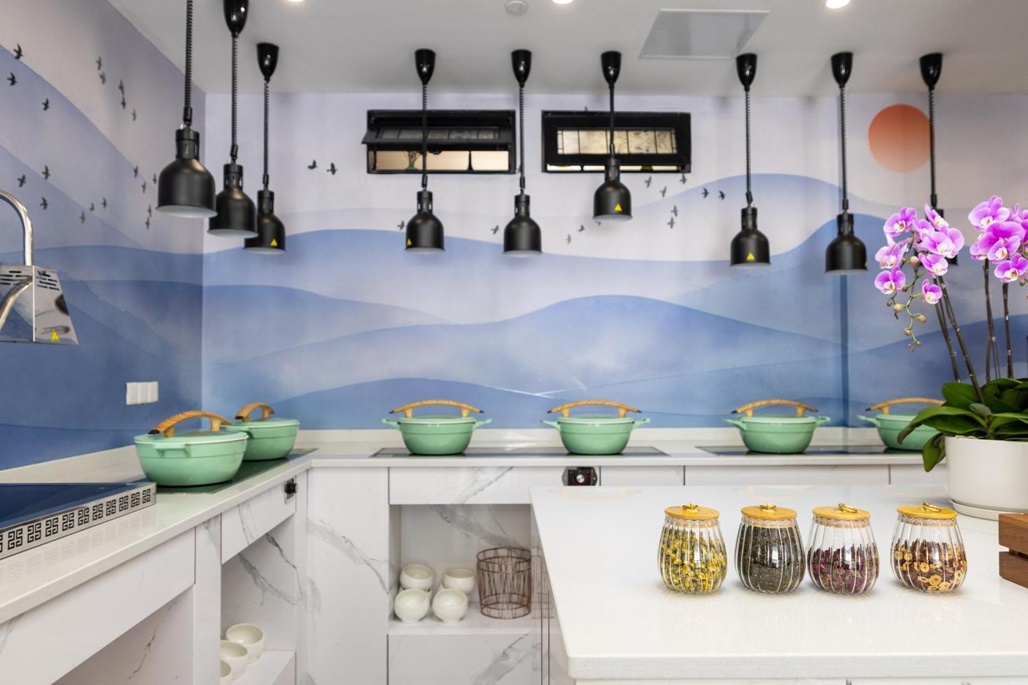 Hotel Time Traveller Boutique - Near The Bund, The Pearl Tower, Suzhou Creek, Sihang Warehouse, Natural History Museum, One Subway Stop Away From Railway Station, Free Ice Cream, Free Laundry Service, Free Gym, Communication Well