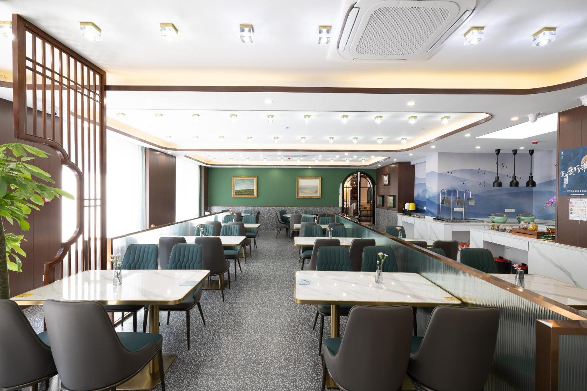 Time Traveller Boutique - Near The Bund, The Pearl Tower, Suzhou Creek, Sihang Warehouse, Natural History Museum, One Subway Stop Away From Railway Station, Free Ice Cream, Free Laundry Service, Free Gym, Communication Well 4* Shanghai