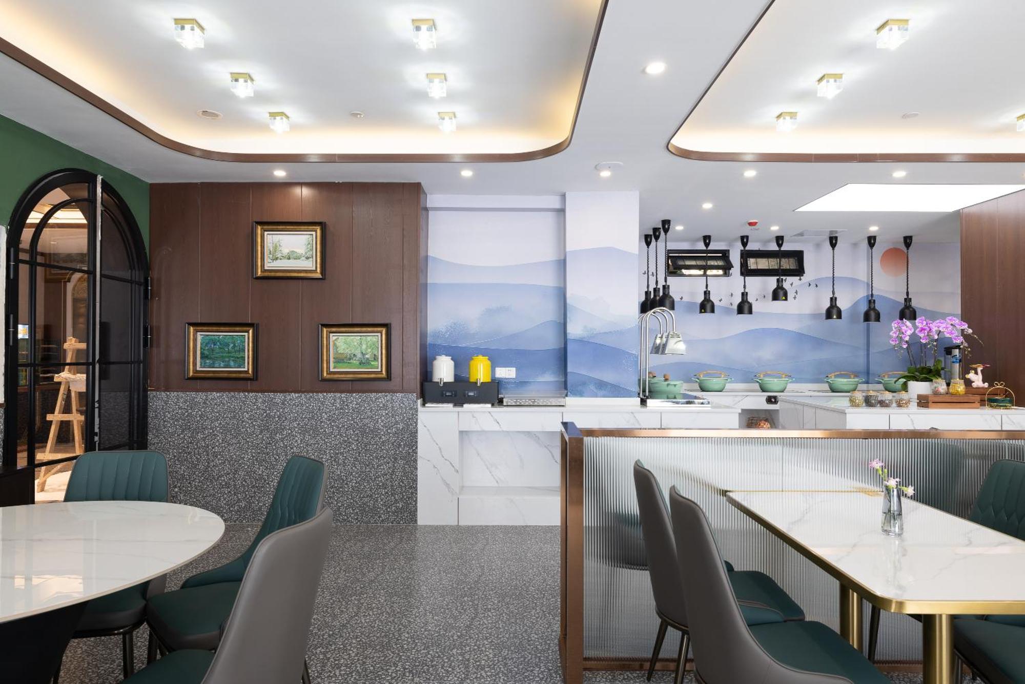 Time Traveller Boutique - Near The Bund, The Pearl Tower, Suzhou Creek, Sihang Warehouse, Natural History Museum, One Subway Stop Away From Railway Station, Free Ice Cream, Free Laundry Service, Free Gym, Communication Well 4* Shanghai