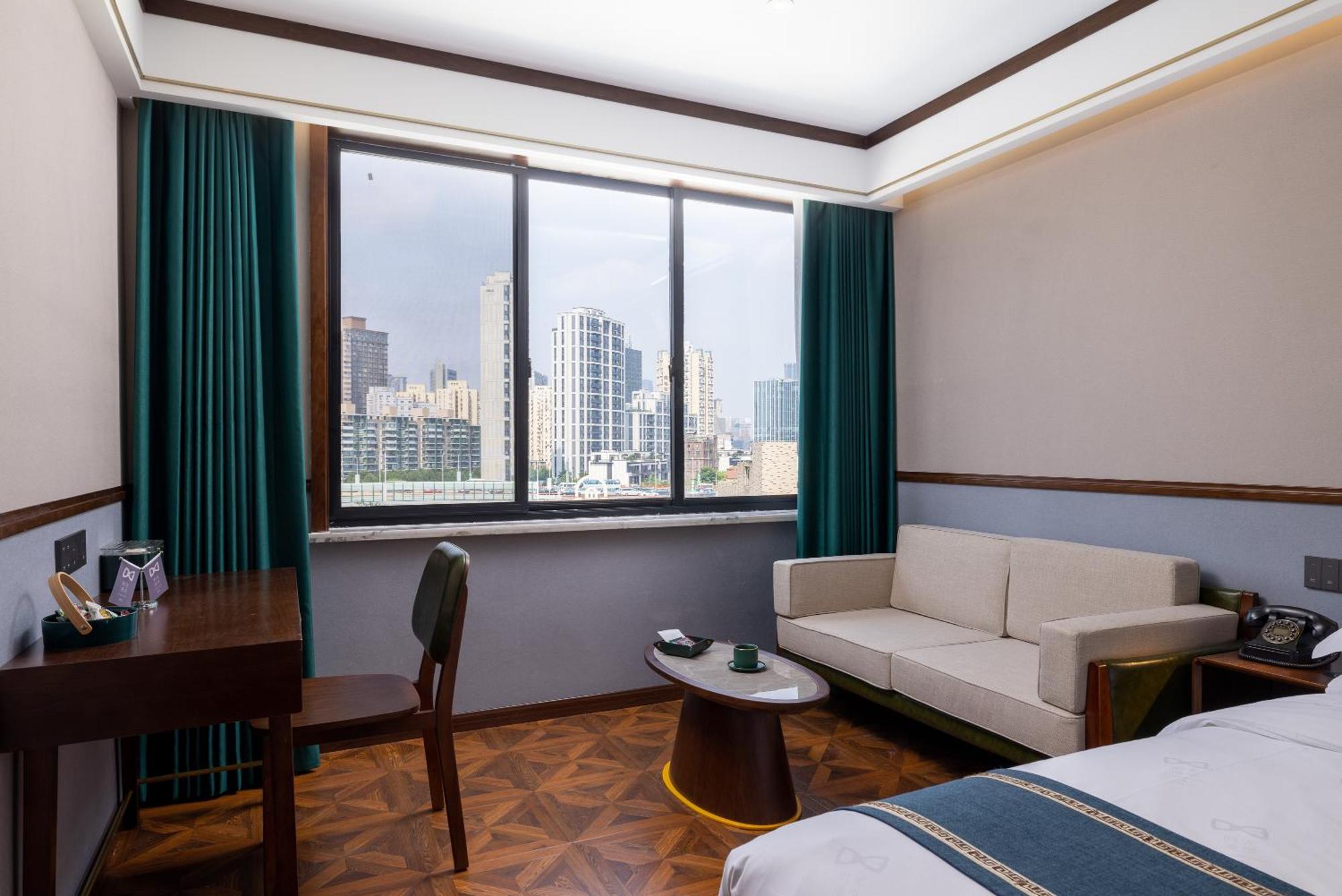 Time Traveller Boutique - Near The Bund, The Pearl Tower, Suzhou Creek, Sihang Warehouse, Natural History Museum, One Subway Stop Away From Railway Station, Free Ice Cream, Free Laundry Service, Free Gym, Communication Well 4* Shanghai