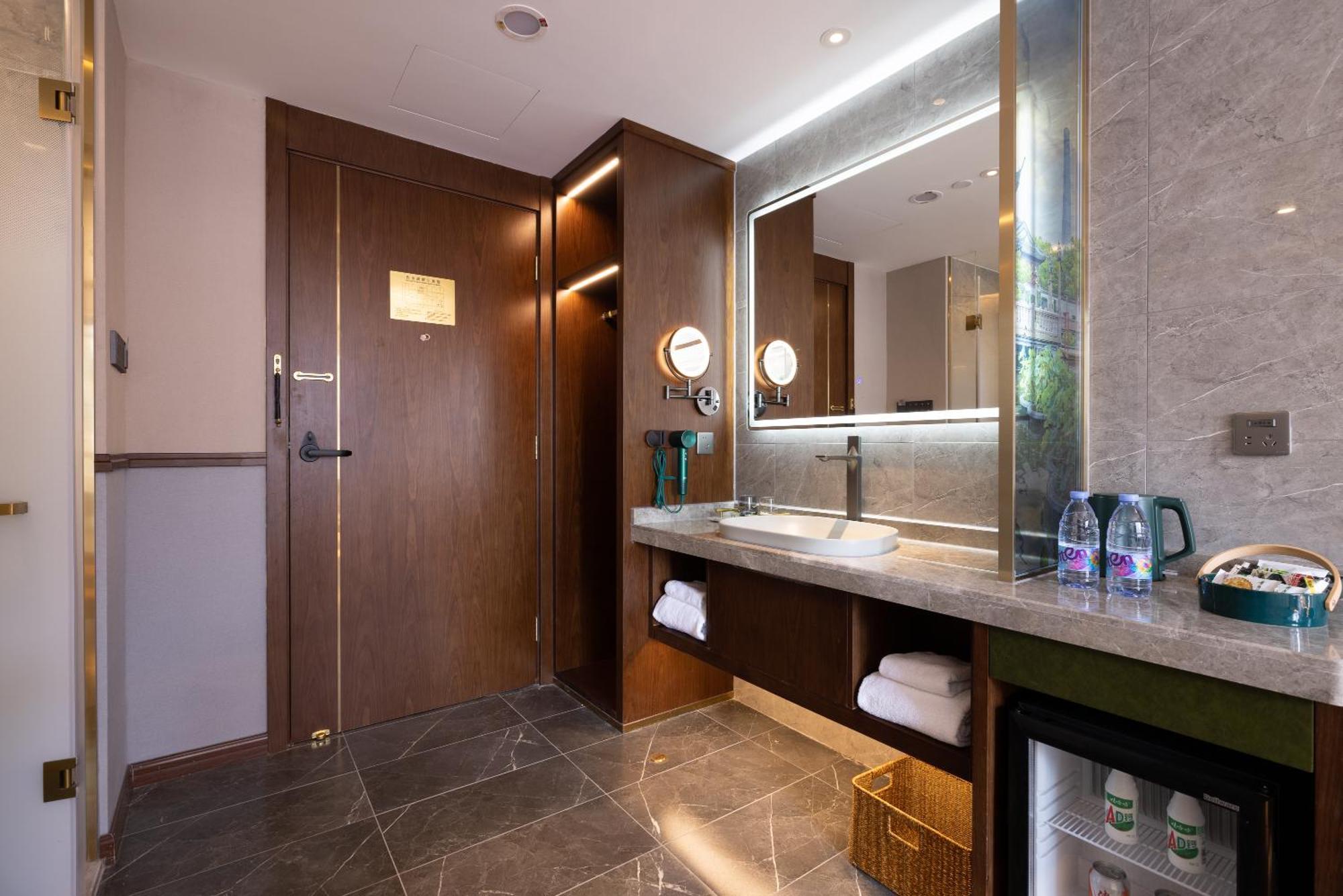 Time Traveller Boutique - Near The Bund, The Pearl Tower, Suzhou Creek, Sihang Warehouse, Natural History Museum, One Subway Stop Away From Railway Station, Free Ice Cream, Free Laundry Service, Free Gym, Communication Well Hotel