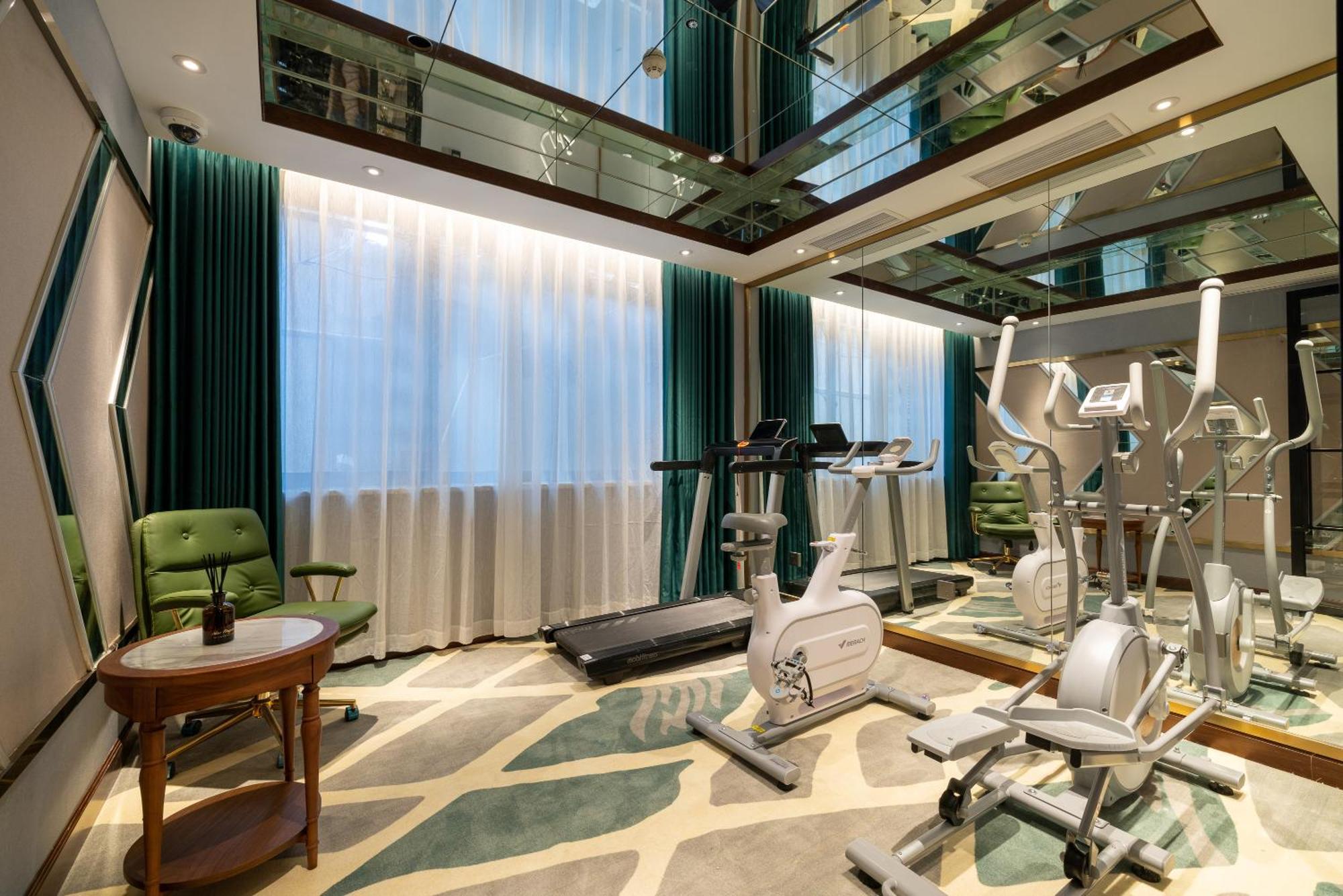 Time Traveller Boutique - Near The Bund, The Pearl Tower, Suzhou Creek, Sihang Warehouse, Natural History Museum, One Subway Stop Away From Railway Station, Free Ice Cream, Free Laundry Service, Free Gym, Communication Well Hotel