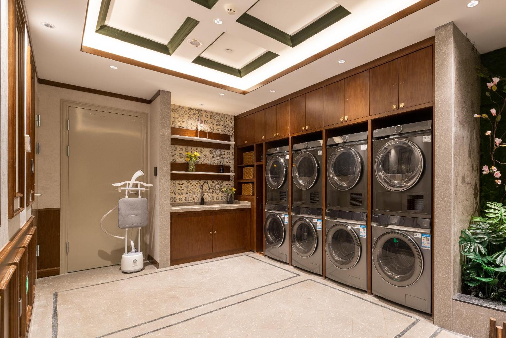 Time Traveller Boutique - Near The Bund, The Pearl Tower, Suzhou Creek, Sihang Warehouse, Natural History Museum, One Subway Stop Away From Railway Station, Free Ice Cream, Free Laundry Service, Free Gym, Communication Well Hotel Shanghai