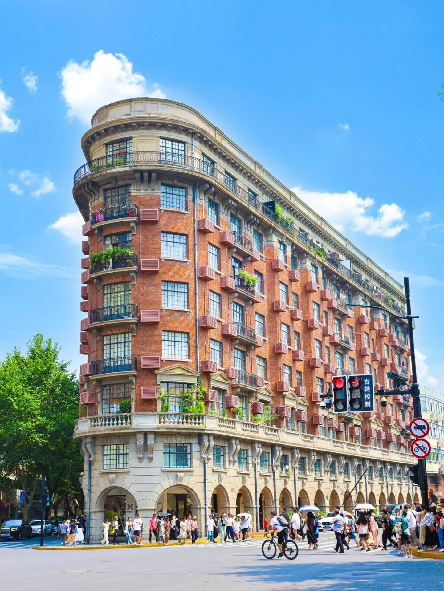 Time Traveller Boutique - Near The Bund, The Pearl Tower, Suzhou Creek, Sihang Warehouse, Natural History Museum, One Subway Stop Away From Railway Station, Free Ice Cream, Free Laundry Service, Free Gym, Communication Well